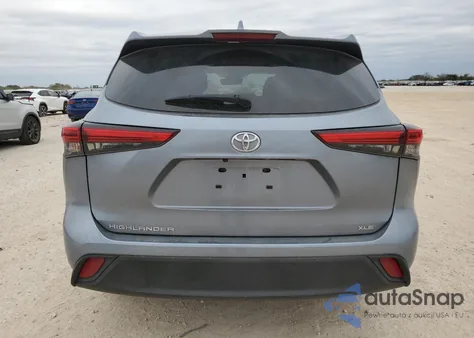 2022 Toyota Highlander Xle z USA, uszkodzony, nr VIN 5TDGZRAH1NS141984